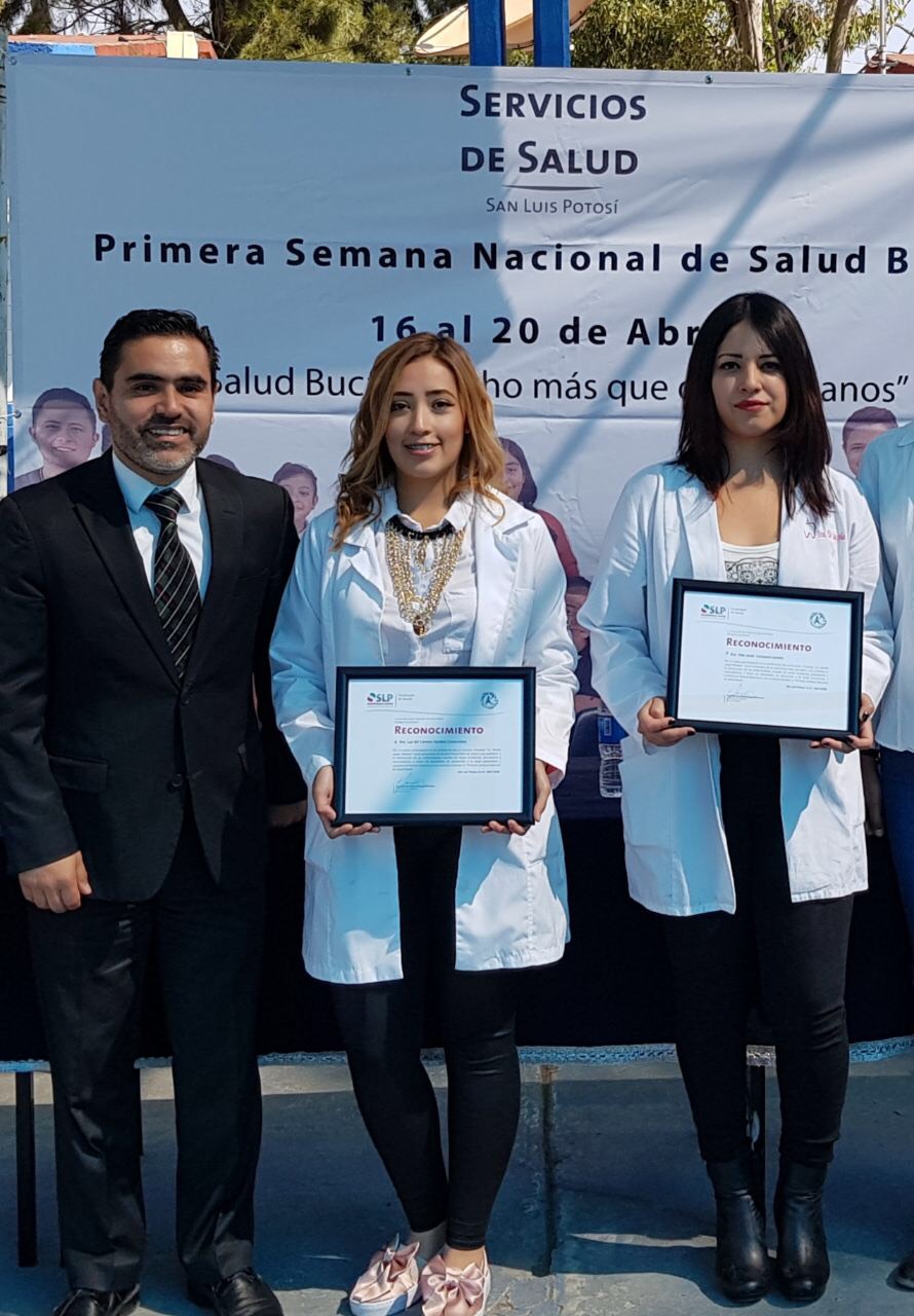 Pasantes Realizando su Servicio Social a Cargo de Colegio Dental Potosino.